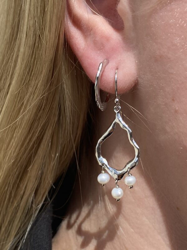 Izabel Camille Emma øreringe med ferskvnadsperler i sølv