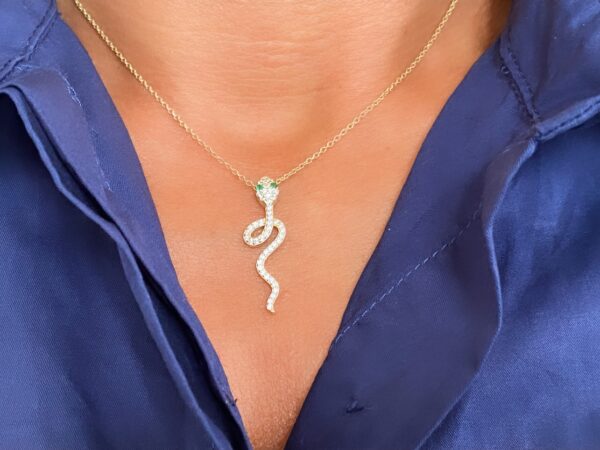 Seville Jewelry slange halskæde med zirkonia sten 1993/3/F - slange halskæde med grønne zirkonia sten i øjet.