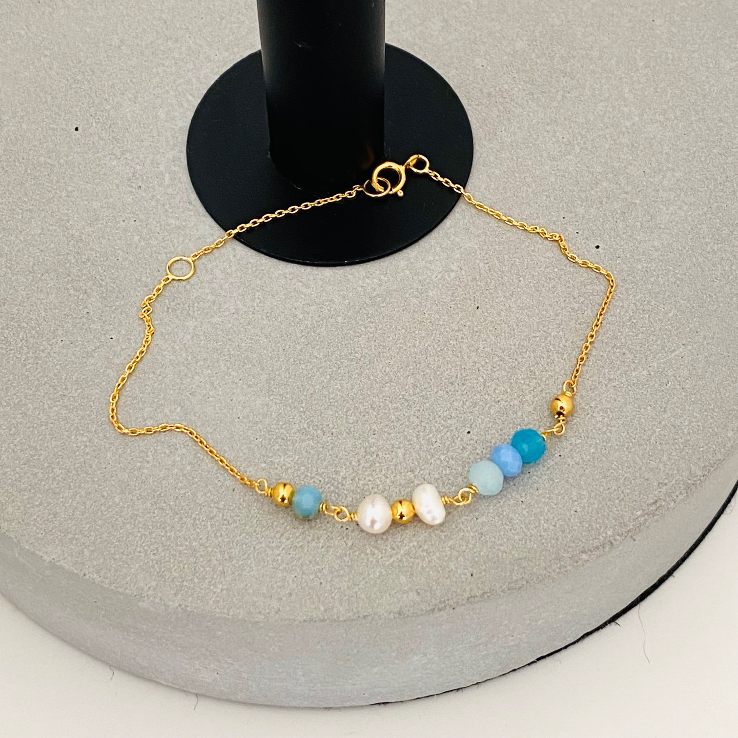Seville Jewelry forgyldt armbånd blå sten & hvide perler 81009/F