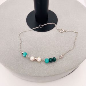 Seville Jewelry sølv armbånd med grønne sten og hvide perler, 19 cm.