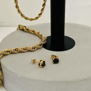 Guldfarvet stål ørestikker med sort zirkonia sten & guldfarvet stål halskæde og armbånd