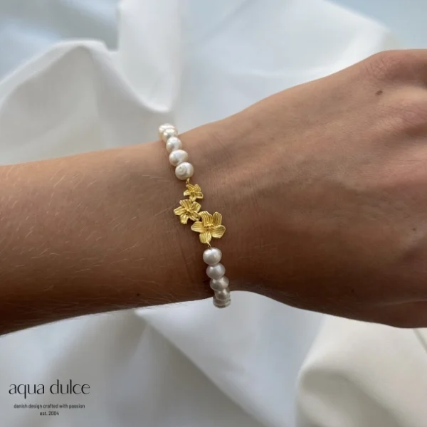 Jasmin perle armbånd med forgyldte blomster - Aqua Dulce - Image 2