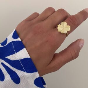 Stor firkløver ring i forgyldt 925 sterlingsølv med hjerteformede blade og zirkonia sten – symbolsk smykke for held og kærlighed til kvinder