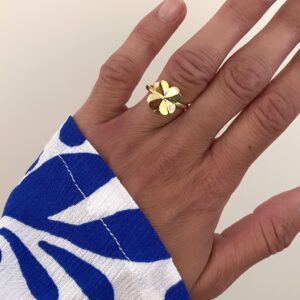 Elegant firkløver ring i 925 sterlingsølv med zirkonia sten – symbolsk smykke for held og lykke til kvinder