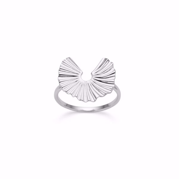 Elegant Selma ring i forgyldt sølv fra Seville Jewelry med unikt vifteformet design og struktureret overflade – et smukt statement til enhver anledning.