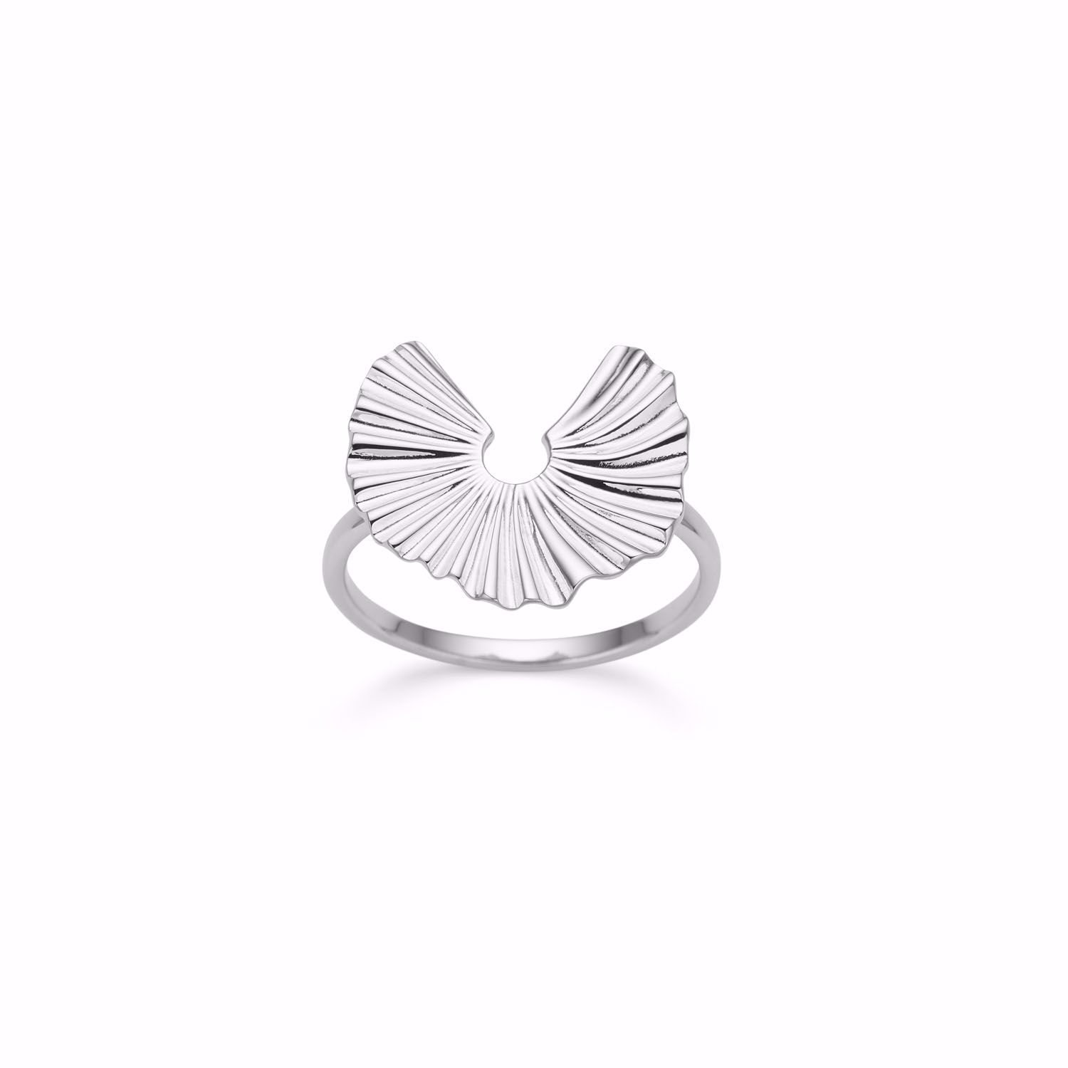 Elegant Selma ring i forgyldt sølv fra Seville Jewelry med unikt vifteformet design og struktureret overflade – et smukt statement til enhver anledning.