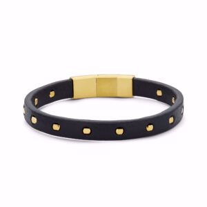sort læder armbånd med guld studs langs armbåndet og guldlås