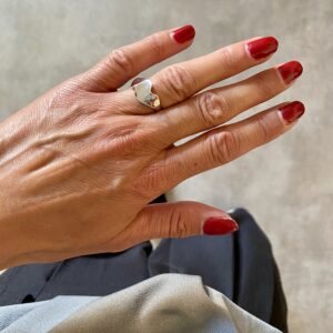 Sølvring i et bølget design