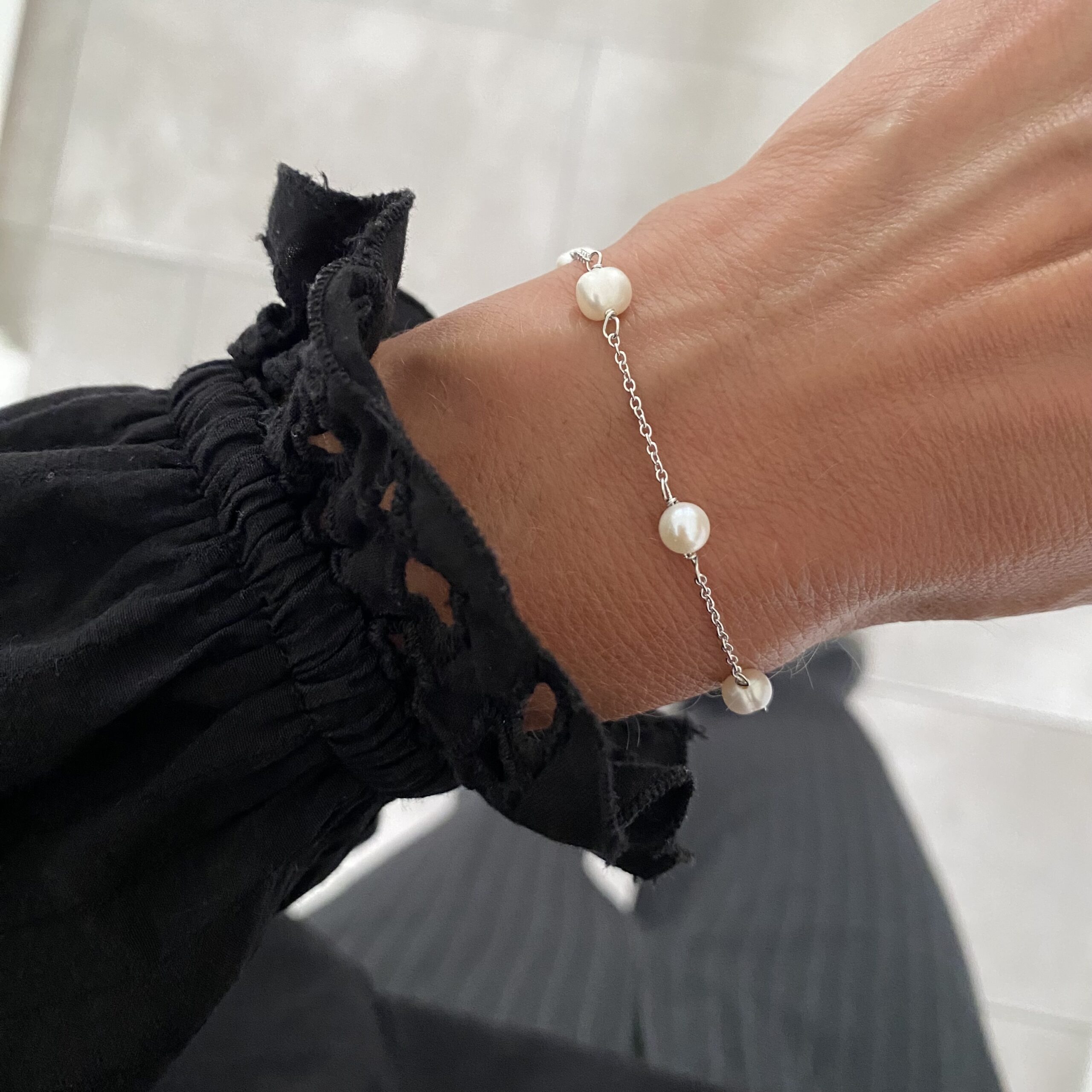 Zita sølv armbånd med hvide perler - Seville Jewelry 81043 - Billede 2