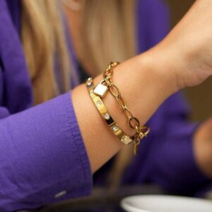 guldfarvet stål armring med 4mm klare zirkonia sten