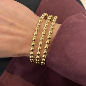 Guldfarvet stål armring med 3 rækker af kugler