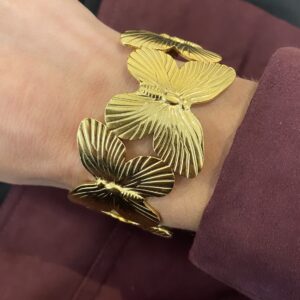 Armring med Store sommerfugle - Guldfarvet stål - CO88
