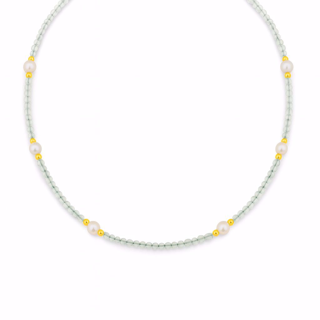 Halskæde med prehnite, perler og guldfarvede detaljer fra CO88.