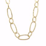 Chunky kædehalskæde i PVD‑guldbelagt stål med hamrede led.