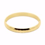 Hamret armring i guldfarvet rustfrit stål.