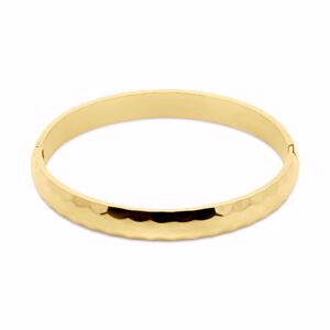 Hamret armring i guldfarvet rustfrit stål.