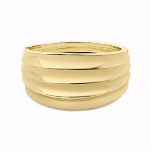 Statement‑armring i PVD‑guldbelagt rustfrit stål.