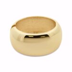 Blankpoleret statement armring i PVD‑guldbelagt rustfrit stål.