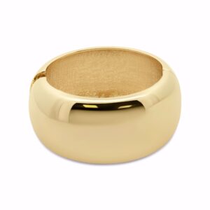 Blankpoleret statement armring i PVD‑guldbelagt rustfrit stål.