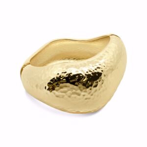 Armring i rustfrit stål med PVD‑guldbelægning og hamret overflade.