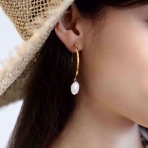 Store Creoler i PVD‑guldfarvet stål med barok perle.