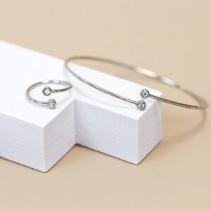 Stålarmring i rustfrit stål med hvide perler.