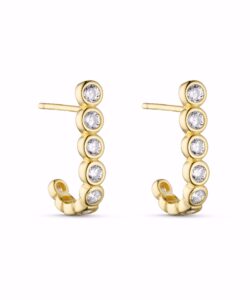 Forgyldte ørestikker i 925 sterling sølv med ni klare zirkonia i rørfatning. Længde 1,6 cm.