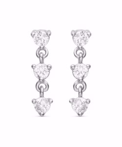 Små hængeøreringe i 925 sterling sølv med tre klare zirkonia.