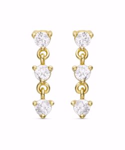 Små hængeøreringe i forgyldt 925 sterling sølv med tre klare zirkonia.