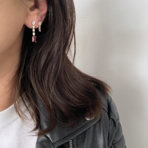 Forgyldte øreringe med pink og klar zirkonia.