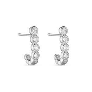 Ørestikker i 925 sterling sølv med otte klare zirkonia placeret på række. Længde 1,4 cm.