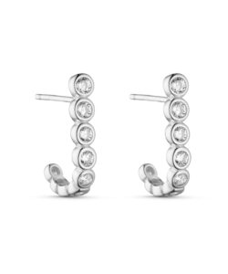 Ørestikker i 925 sterling sølv med ni klare zirkonia i rørfatning. Længde 1,6 cm.