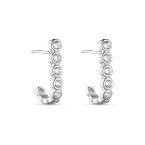 Ørestikker i 925 sterling sølv med ni klare zirkonia i rørfatning. Længde 1,6 cm.