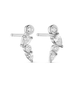 Ørestikker i 925 sterling sølv med klare zirkonia i buet form. Længde 1,0 cm.