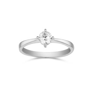 En-stens ring i rhodineret 925 sterling sølv med klar zirkonia i 4‑grabs fatning.