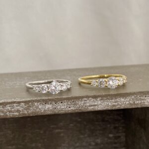 Stilren sølvring med klare zirkonia.