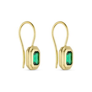 Forgyldte øreringe med grøn emerald‑cut zirkonia. 20 mm.