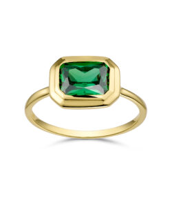 Forgyldt ring med grøn emerald‑cut zirkonia. Plade 12 × 9 mm.