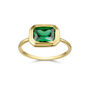 Forgyldt ring med grøn emerald‑cut zirkonia. Plade 12 × 9 mm.