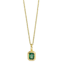 Forgyldt halskæde med grøn emerald‑cut zirkonia. Kæde 45 cm. Vedhæng 20 mm.