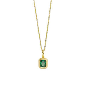 Forgyldt halskæde med grøn emerald‑cut zirkonia. Kæde 45 cm. Vedhæng 20 mm.