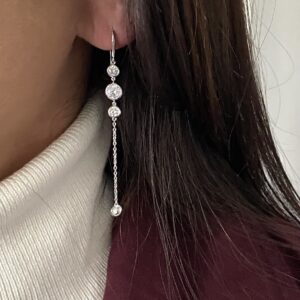 Sølvøreringe i rhodineret 925 sterling sølv med klare zirkonia og kæde. 6,8 cm.