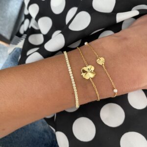Forgyldt armbånd med firkløver i hjerteform. 16+3 cm.