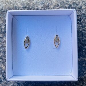 Marquise ørestikker i 8 kt guld med zirkonia.