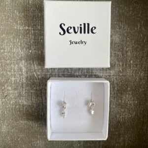 Små hængeøreringe i 925 sterling sølv med klare zirkonia i flere faconer. Længde 1,2 cm.