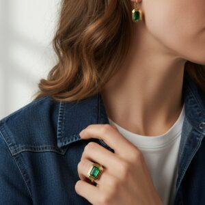 Forgyldte øreringe med grøn emerald‑cut zirkonia. 20 mm.