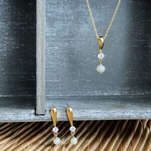 Øreringe i forgyldt 925 sterling sølv med hvid ferskvandsperle og klar zirkonia