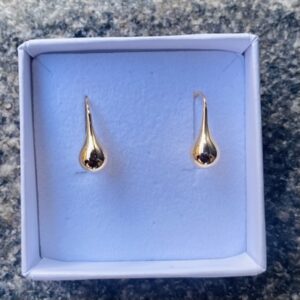 Dråbeformede øreringe i 8 karat guld med krog.