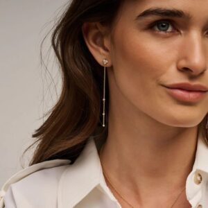 Alma øreringe i forgyldt 925 sterling sølv med klare zirkonia og kædedetaljer.