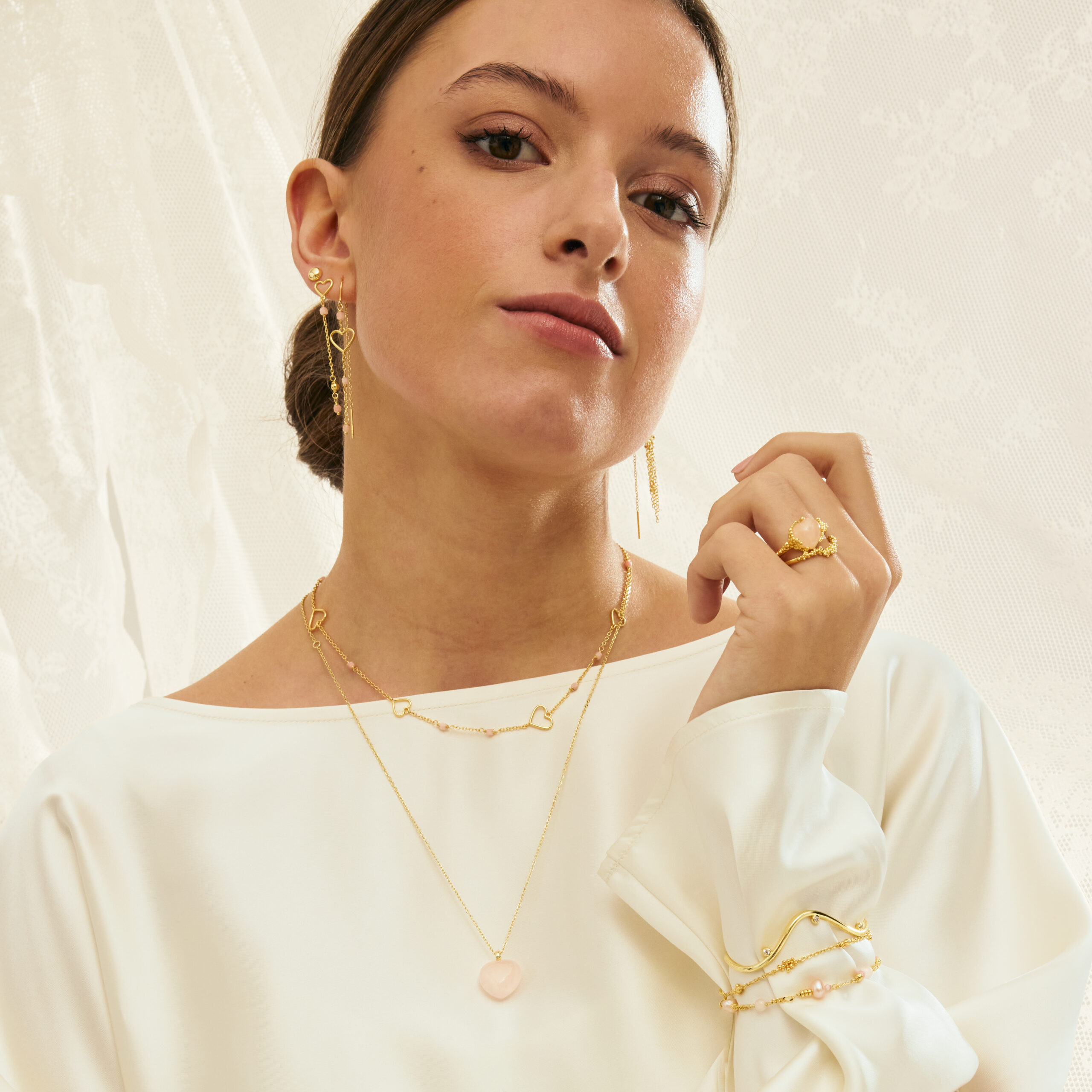 ALMA halskæde i forgyldt 925 sterling sølv med hjerter og rosa perler fra Aqua Dulce.